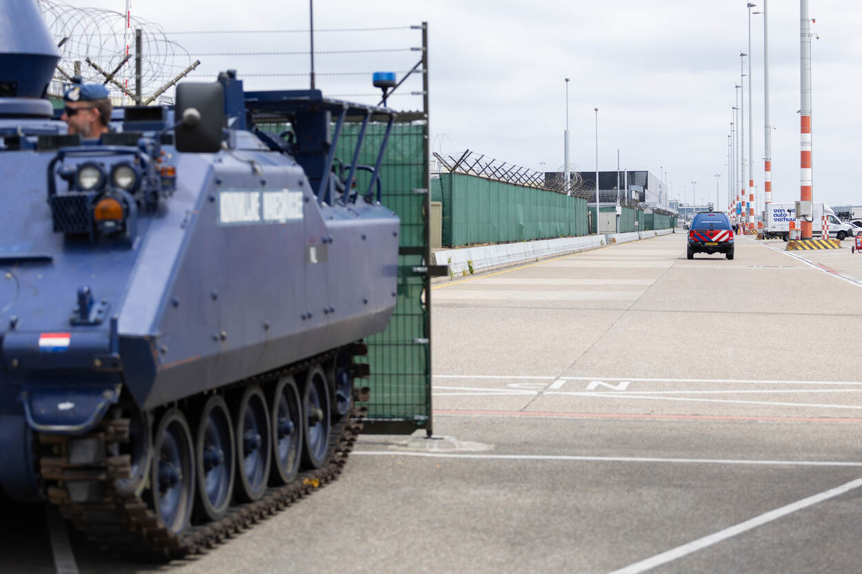 Een YPR van de LBO op Schiphol