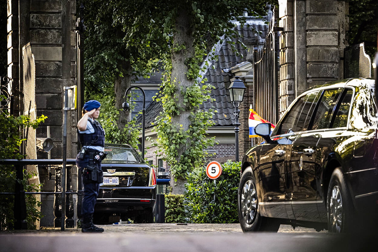 Marechaussee bij Huis ten Bosch