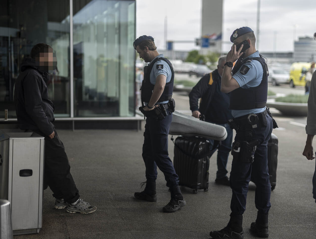 Marechaussees in gesprek met een dakloze.