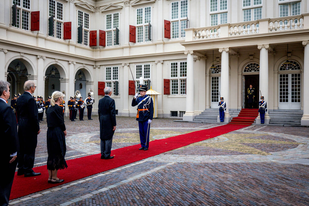Ambassadeurs op de rode loper bij paleis Noordeinde.