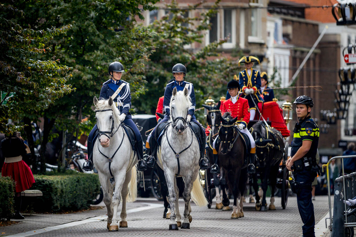 Marechaussees te paard begeleiden ambassadeur naar paleis Noordeinde.