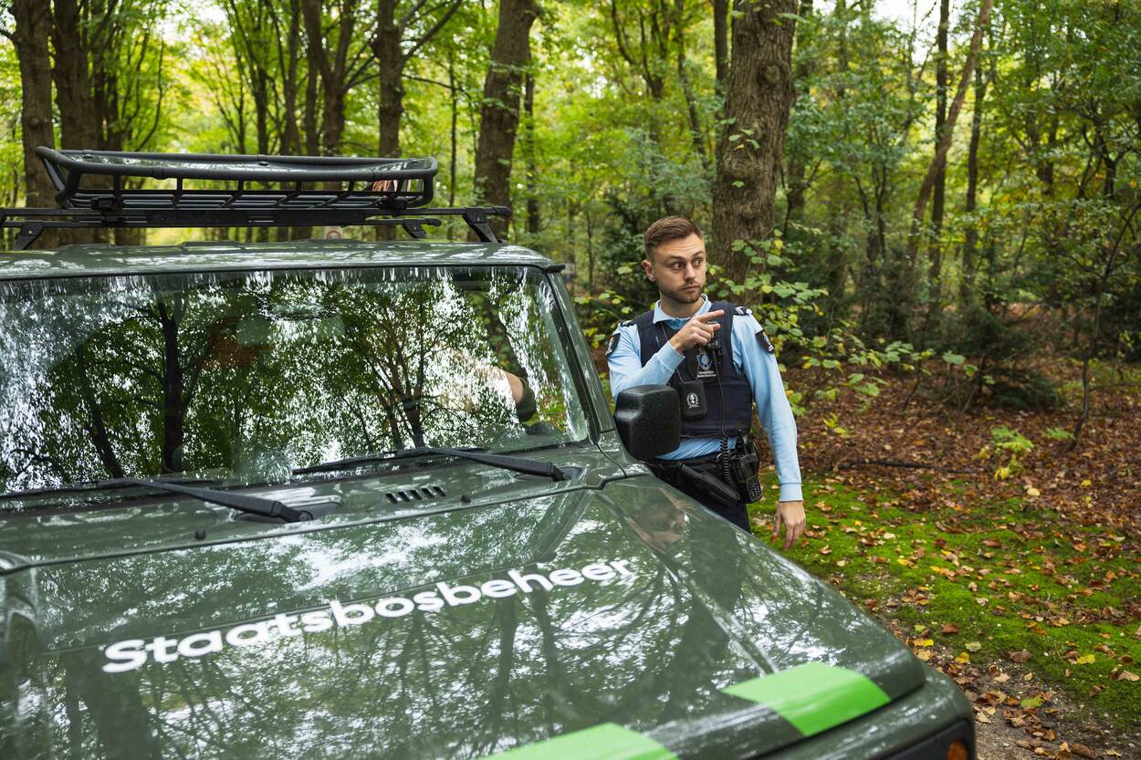 Marechaussee doet melding door portofoon.