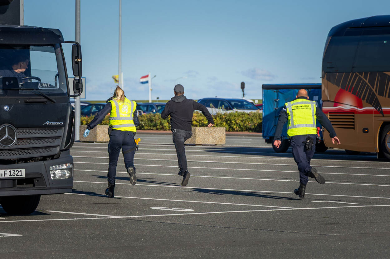 Een verdachte rent weg voor marechaussees.