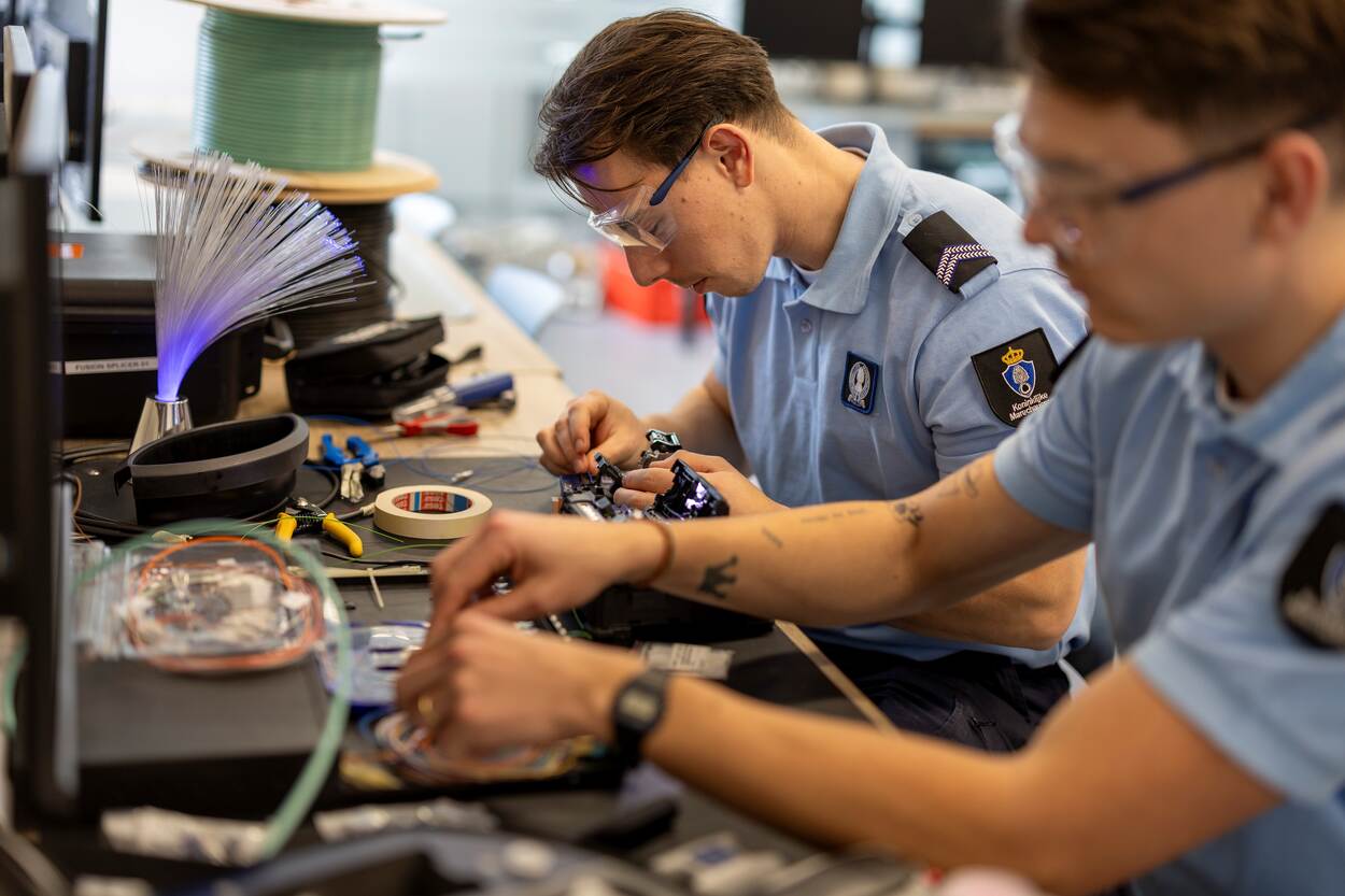 Leerlingen aan het werk met glasvezelkabel.