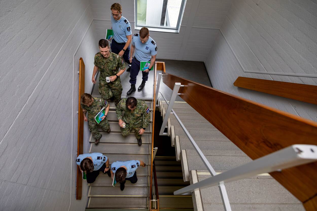 Leerlingen die van bovenaf gezien de trap aflopen.