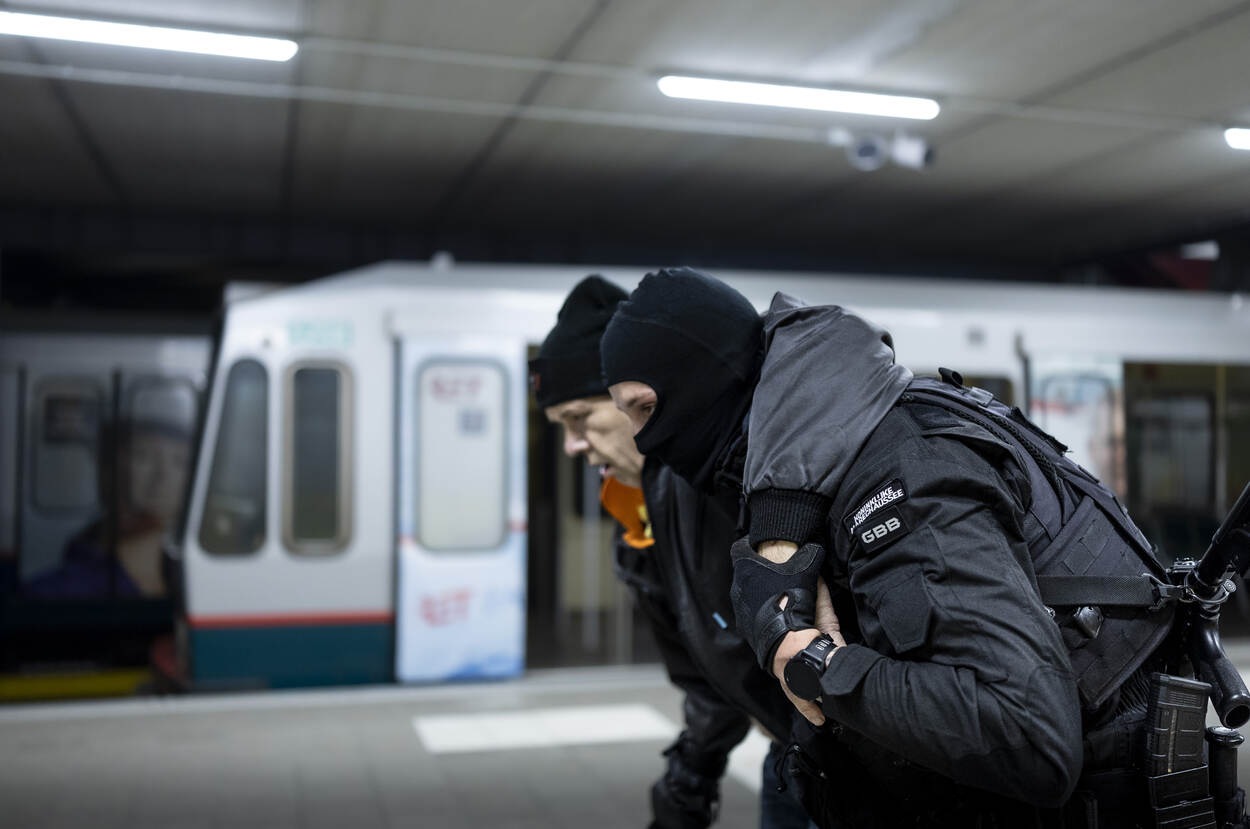 Een gemaskerde GBB’er ondersteunt een slachtoffer van de aanslag tijdens de oefening.