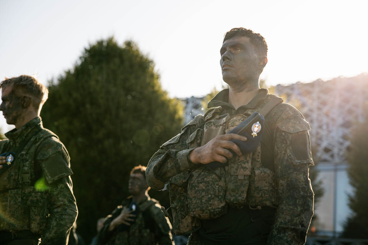 Een aankomend marechaussee houdt de blauwe baret tegen de borst.