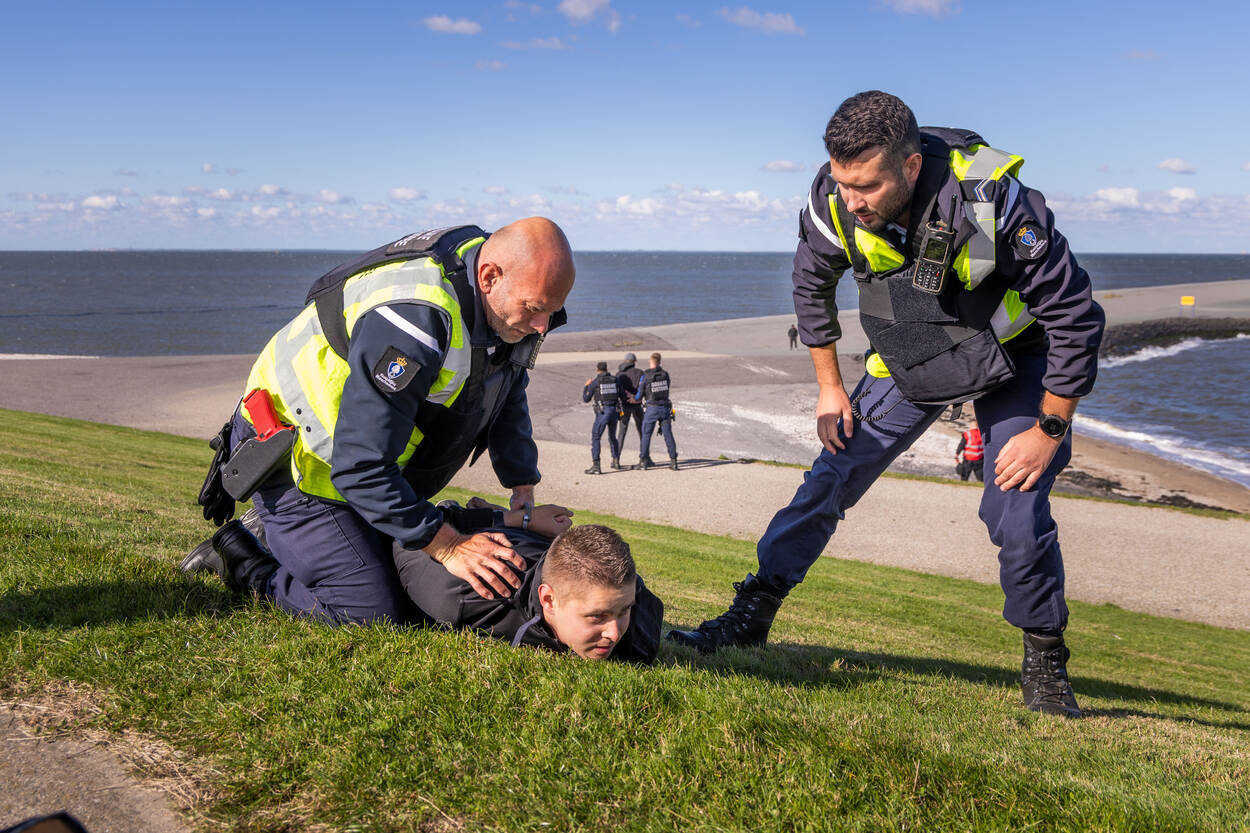Marechaussees arresteren iemand tijdens een oefening in de Eemshaven