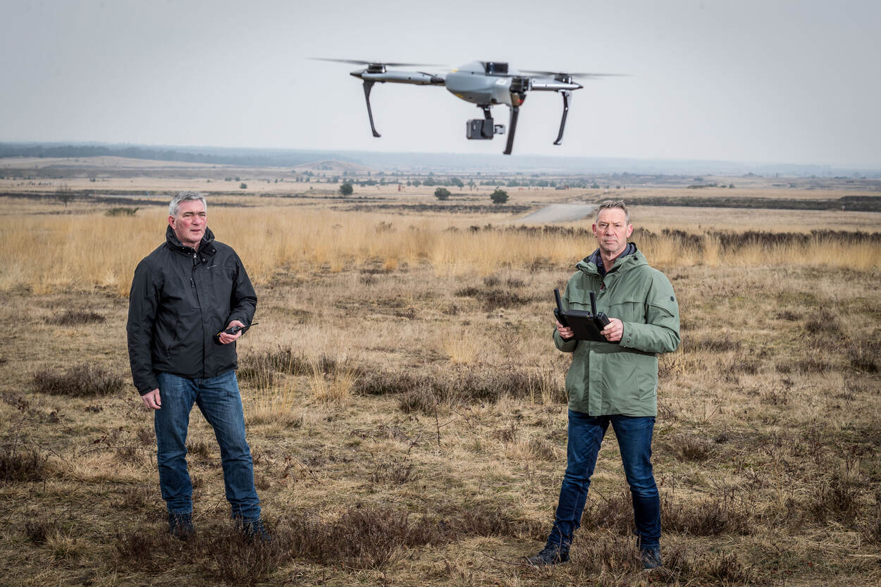 DMO'ers Bart Swanenberg (links) en Tom Kalkhoven maakten een dronecatalogus waaruit de 3 OPCO’s drones kunnen bestellen die aan de eisen van Defensie voldoen. In 't Harde testten zij 1 van de nieuwe drones voor de catalogus.