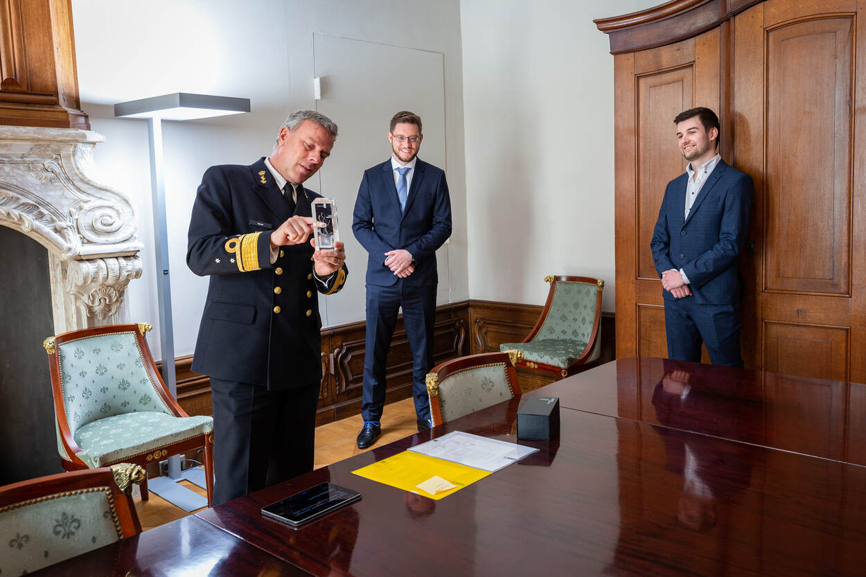 Vincent van Leijen en Tjarda Wilbrink van DMO/JIVC ontvangen uit handen van de CDS luitenant-admiraal Bauer de Samen Sterker Award.