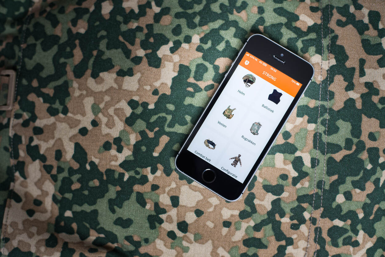 Smartphone met STRONG-tegel in de Mijn Defensie-app.