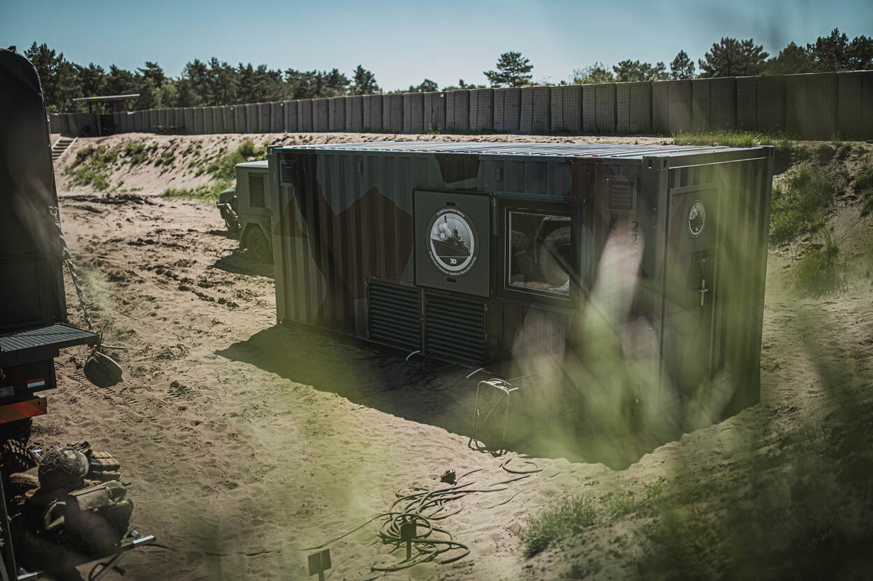 AM-Container op de compound van de oefening van 11 Herstelcompagnie.
