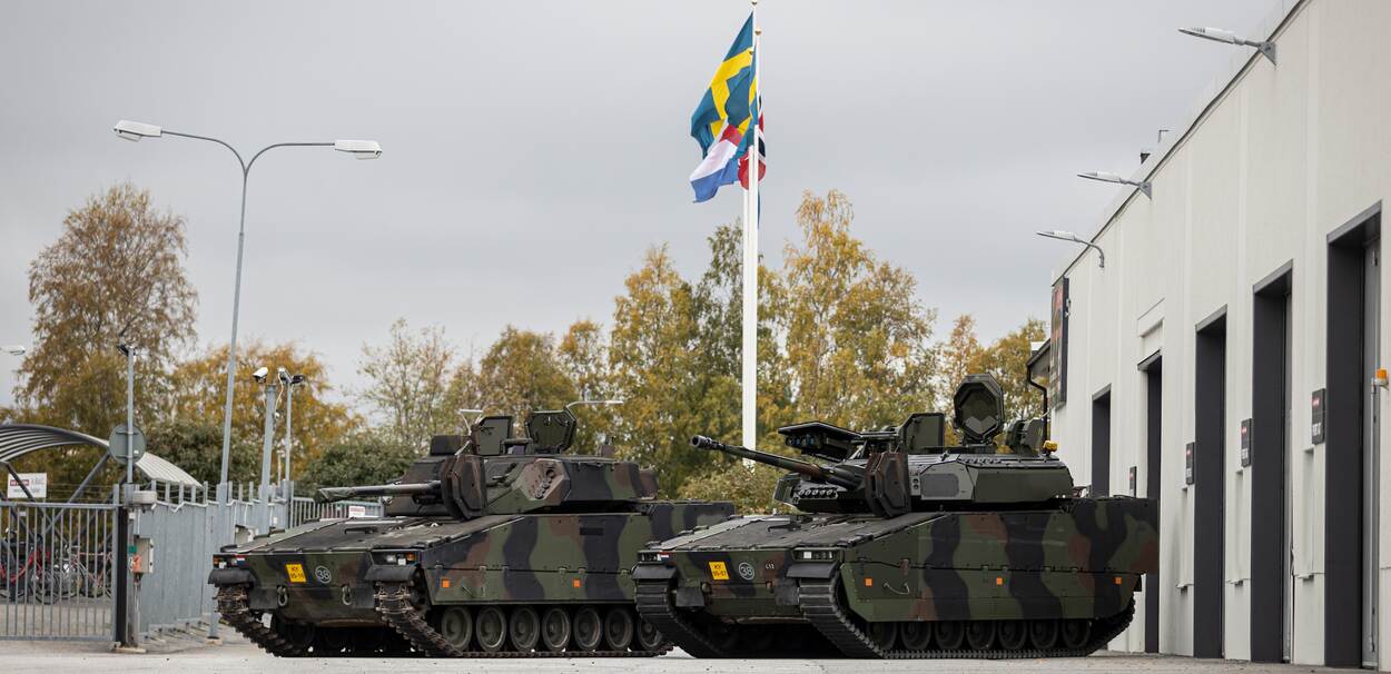 Twee CV90's bij de fabriek van Hägglunds in Zweden.