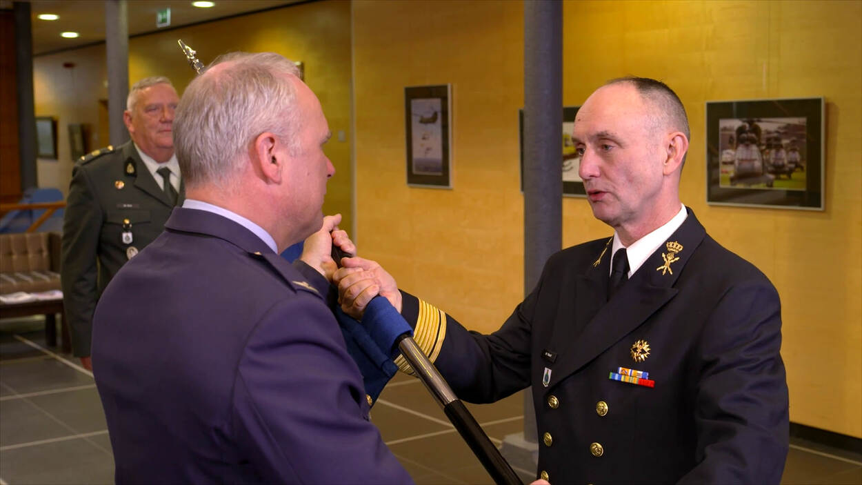 Commandant der Strijdkrachten generaal Onno Eichelsheim overhandigt de eenheidsvlag van COMMIT aan vice-admiraal Arie Jan de Waard