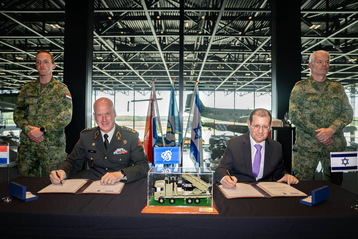 Ondertekening van het contract door commandant Landstrijdkrachten luitenant-generaal Martin Wijnen.