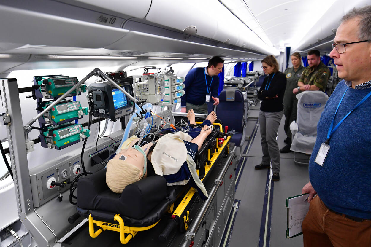 Personeel van COMMIT tijdens het certificeren van de medevac-uitrusting in een A330-transportvliegtuig.