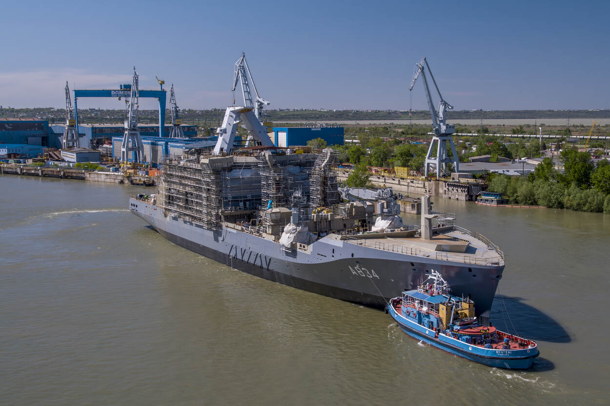 Luchtfoto van het nieuwe combat support ship Den Helder op de Donau in Roemenië.