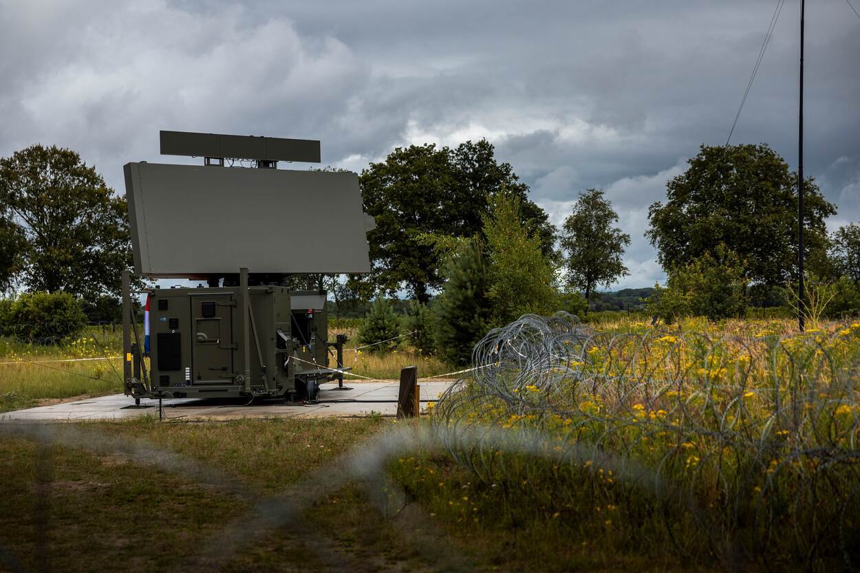 Nieuwe radar Ground Master 400a op terrein in Nieuw Milligen.