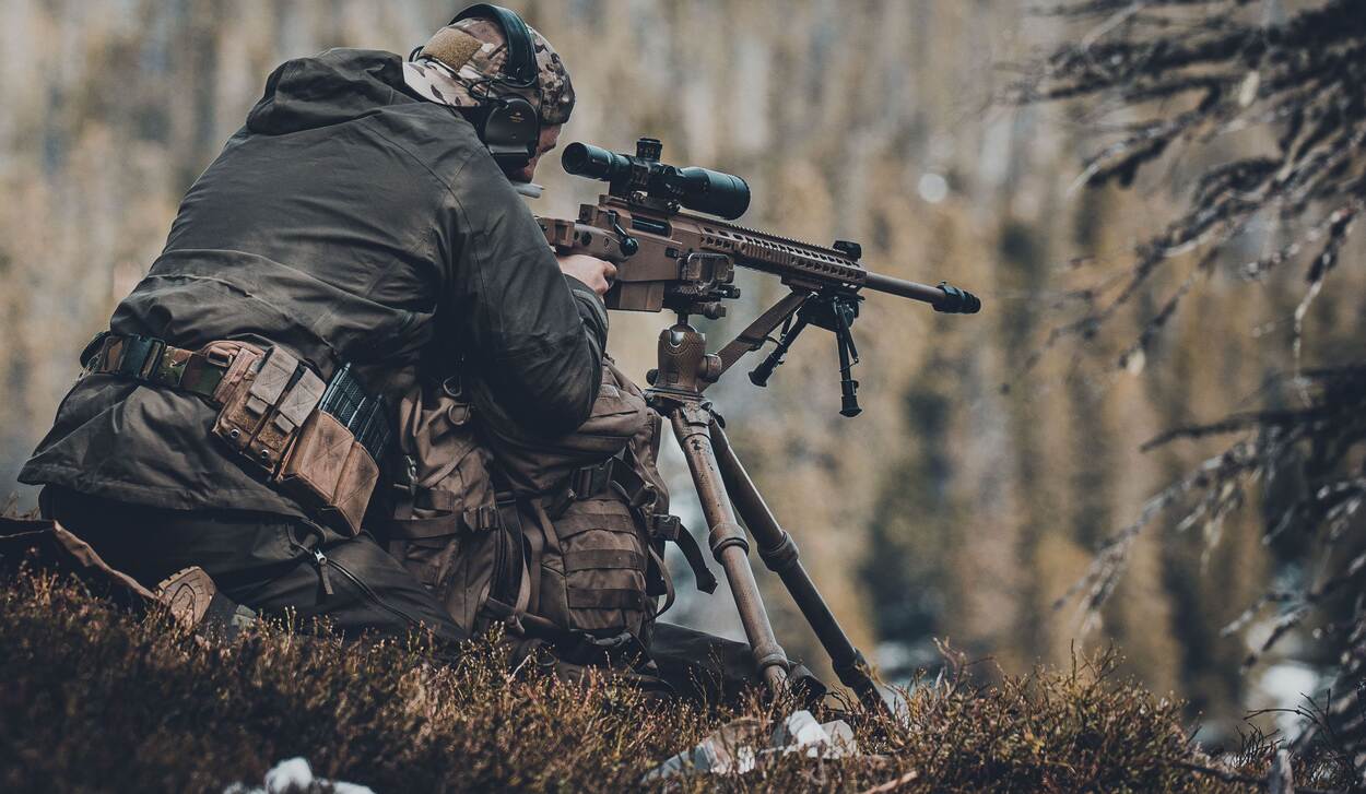 Een sniper van 11 Luchtmobiele Brigade in actie tijdens een oefening in Zweden.