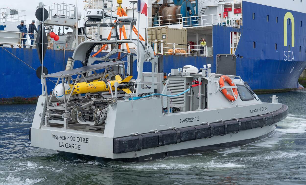 USV90 met twee gele onderwaterdrones op het achterdek.