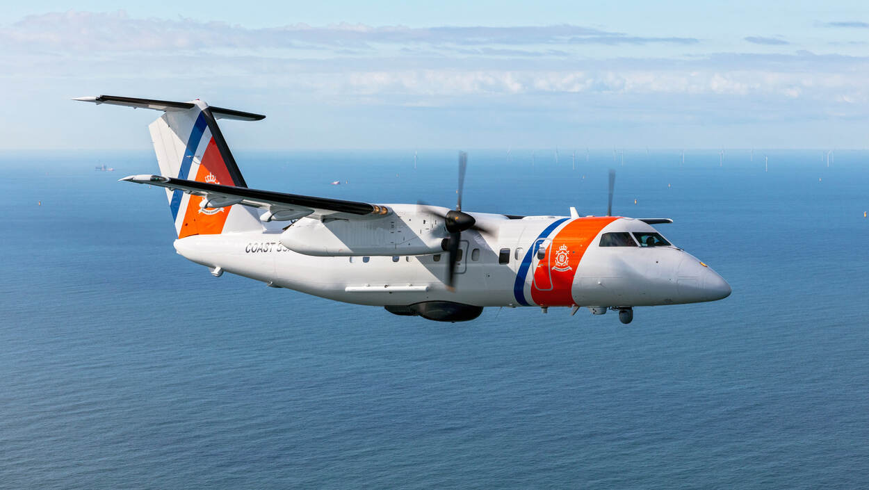 Kustwachtvliegtuig type Dash 8 boven de Nederlandse kust.