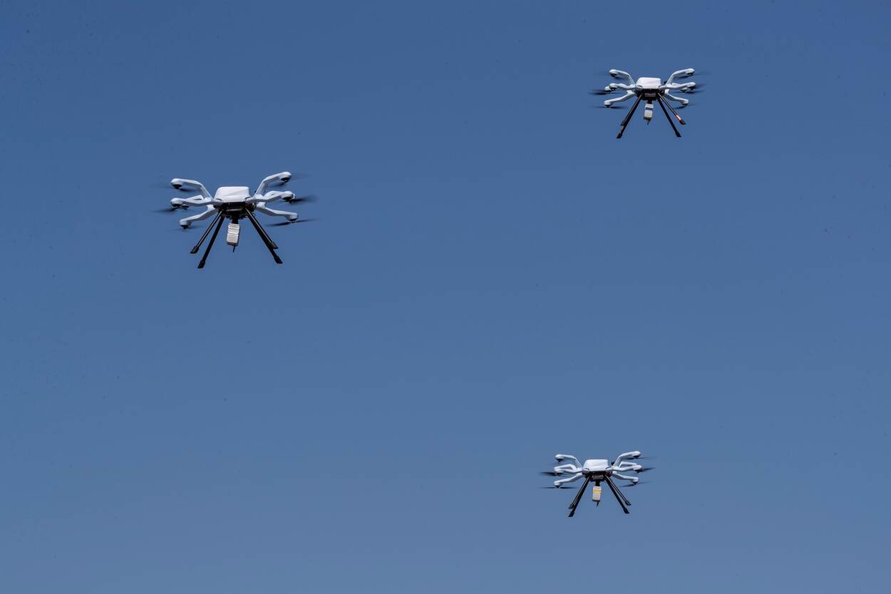 Drie Neo-drones boven zee.