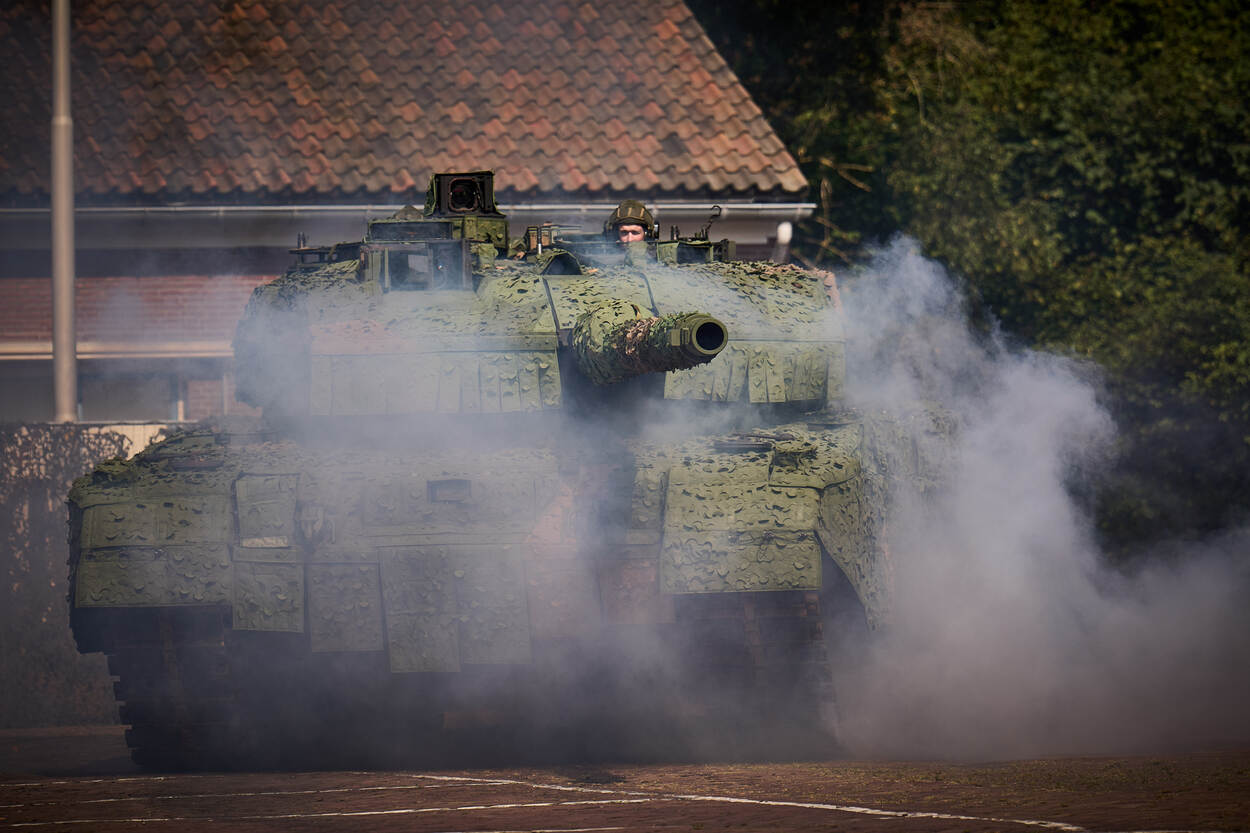 Leopard 2A6 gevechtstank verhuld in witte rook.