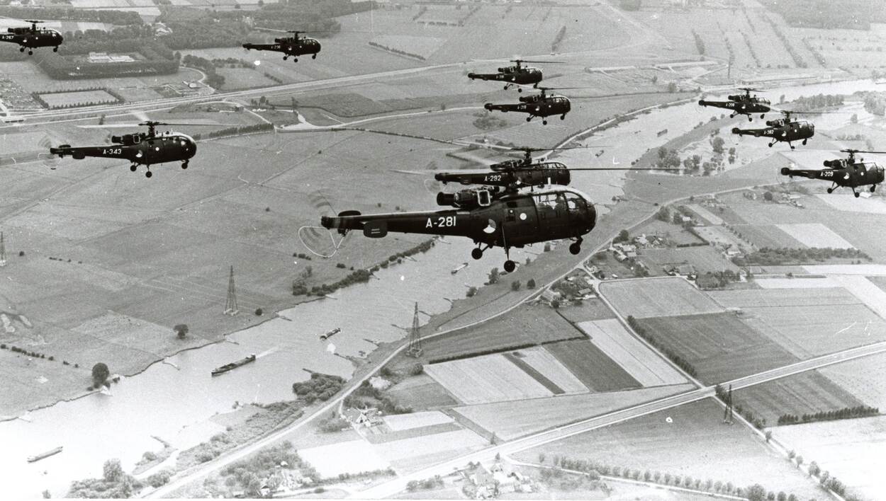 Formatie Alouettes III boven een Nederlands rivierenlandschap ter hoogte van het voormalige Lathumsche voetveer.