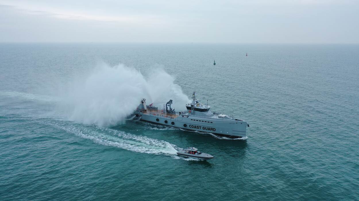 Jamaicaans kustwachtschip in grijze kleuren op open zee.