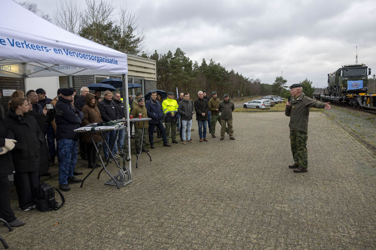 Vertegenwoordigers van Defensie en leverancier Greenbier Europe woonden de aankomst van de eerste containerwagons in ’t Harde bij. De commandant van de Divisie Facilitair, Logistiek & Beveiliging, brigadegeneraal Laurens Jobse, sprak de gasten toe.