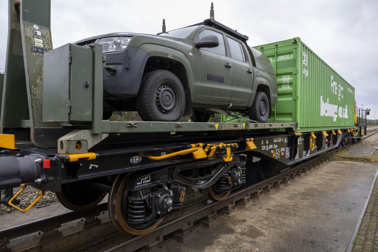 De nieuwe wagons kunnen zowel voertuigen als containers vervoeren.