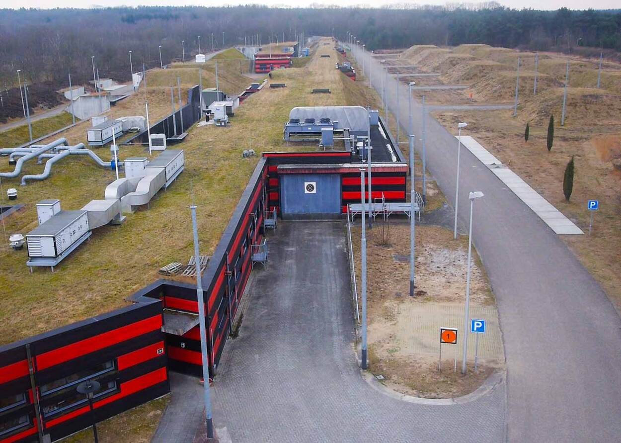 Het beproevingsgebouw van Kenniscentrum Wapensystemen en Munitie in 't Harde.