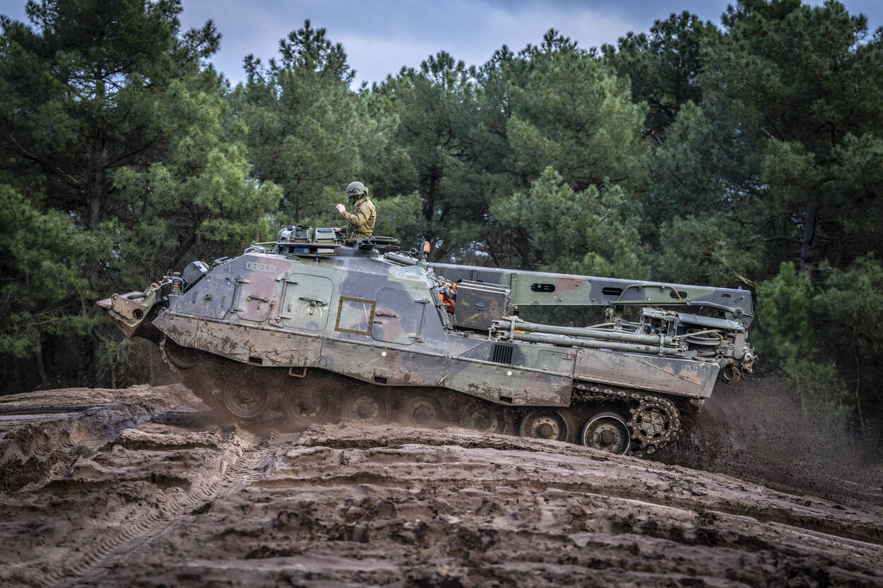 Leopard 2-bergingstank van linkerzijde in het veld.