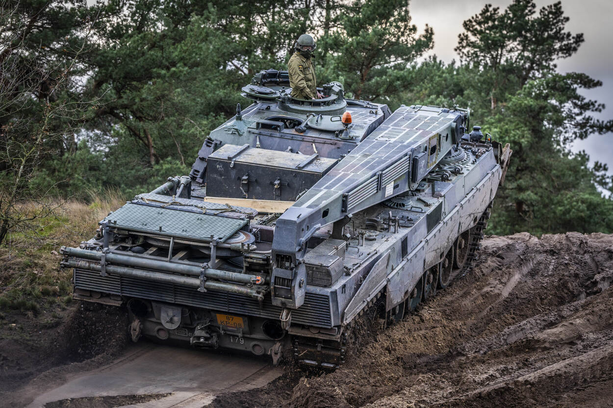 Leopard 2-bergingstank van rechtsachter schuin op een heuvel.