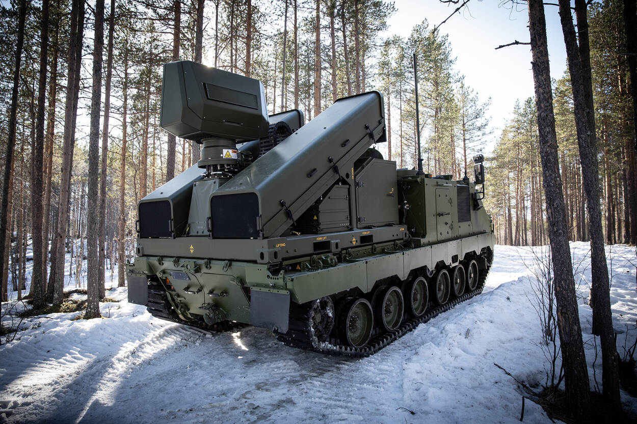 Armoured Combat Support Vehicle met SHORAD-launchers rijdt door besneeuwd bos,