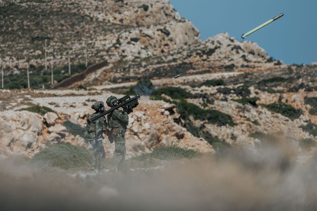 Een schutter en instructeur kijken naar een net afgevuurde stinger.