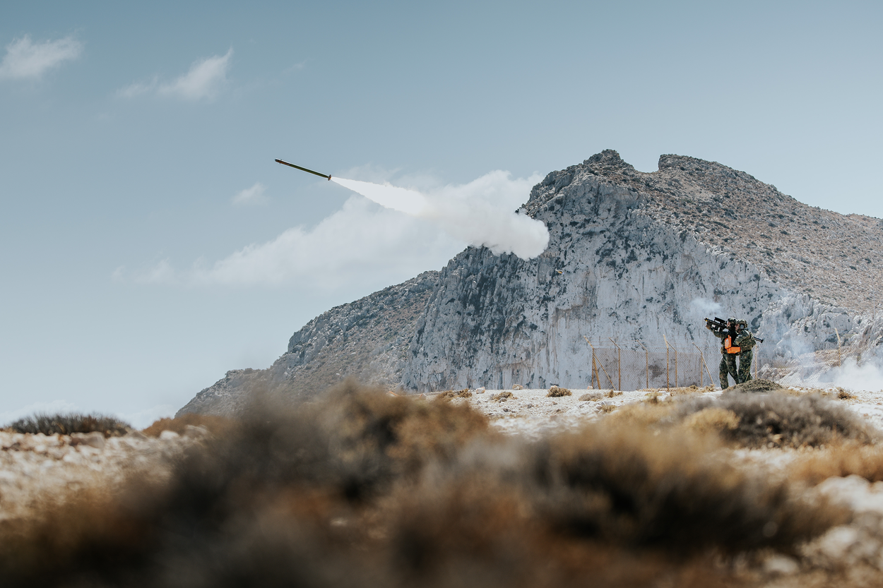 Een schutter en instructeur kijken naar een net afgevuurde stinger.