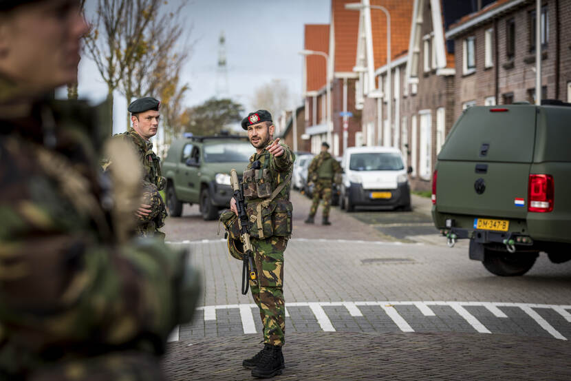 Reservisten op straat tijdens een oefening in Geldermalsen