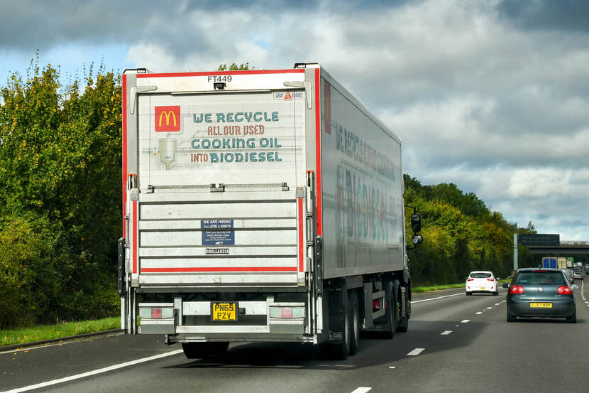 Een vrachtwagen van McDonalds met op de laadklep informatie over het hergebruik van afgewerkt frituurvet.