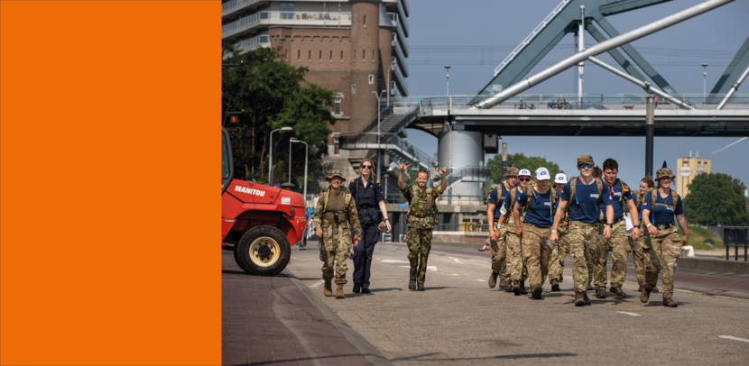 Een Nederlandse militair wandelt voorbij tijdens de Nijmeegse Vierdaagse.