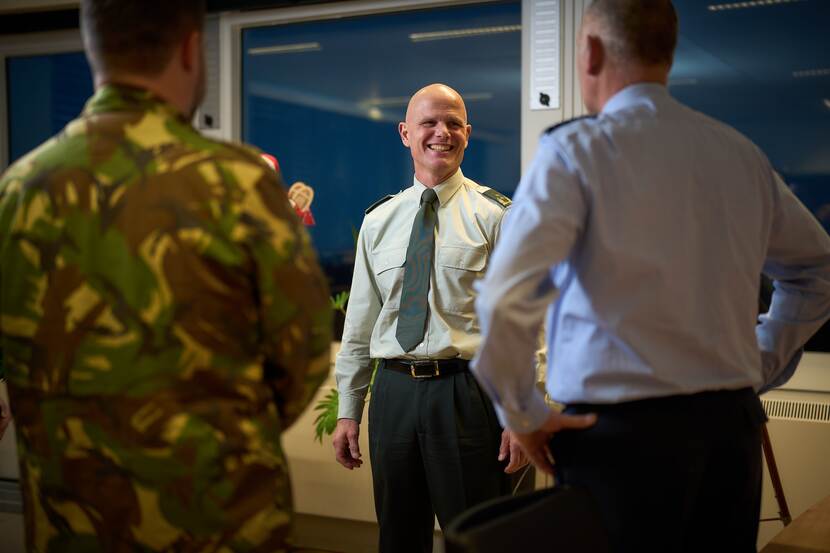 Op de foto generaal Swillens in gesprek met een geuniformeerde landmacht- en een luchtmachtcollega.