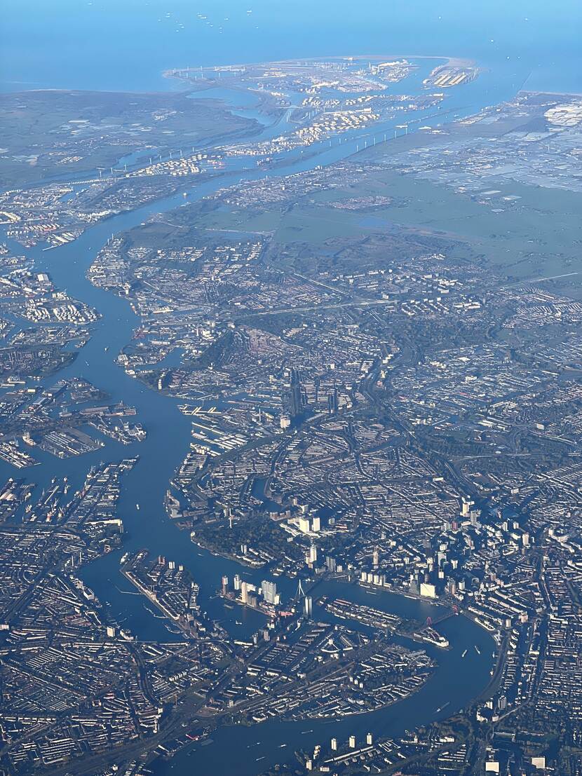 Op de foto een luchtbeeld van de Rotterdamse haven.