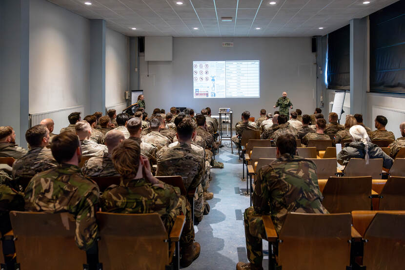 In de filmzaal krijgen de militairen uitleg.