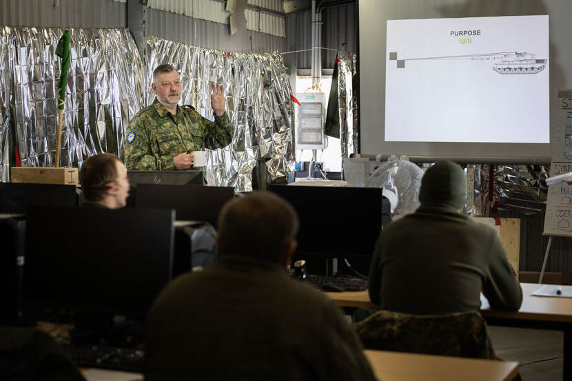 Commandant Serious Gaming Centrum, majoor Rik, geeft een theorieles over de Leopard 1a5.