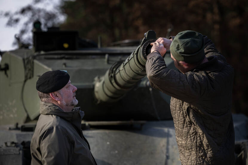 Sasha uit Oekraïne stopt de uitrichtkijker in de schietbuis van een tank.