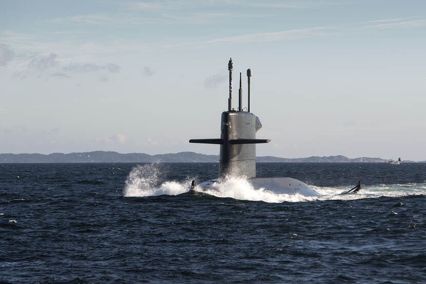 Een derde van een onderzeeboot boven water.