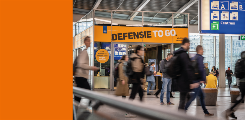 Buitenaanzicht van de vierkante pop-up store in de stationshal van Utrecht Centraal.