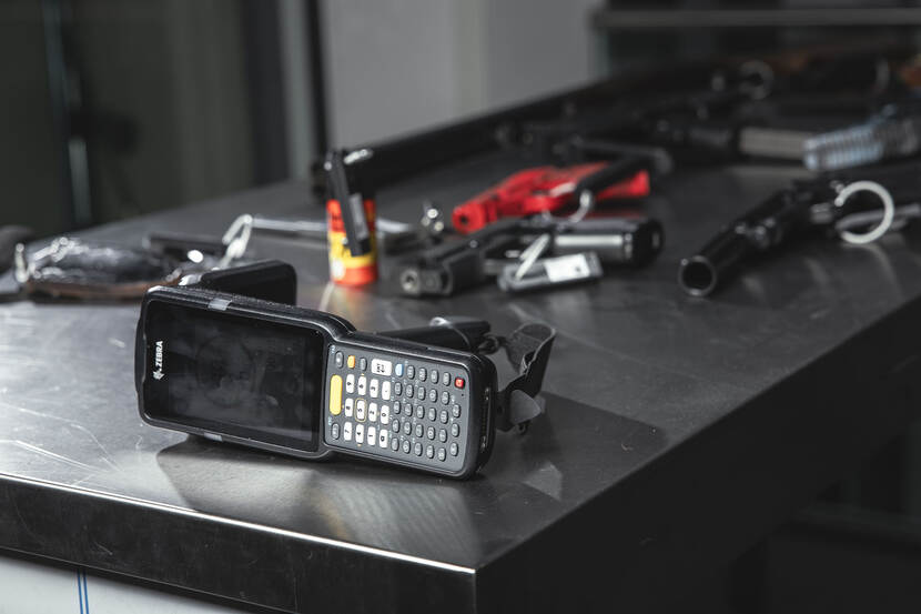 RFID-scanner en wapens liggen op een tafel om gedemonstreerd te worden.