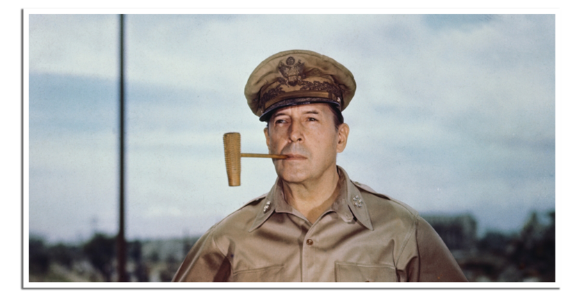 Portret van generaal Douglas MacArthur, met de befaamde pet en de kenmerkende MacArthur 5-Star Corn Cob pijp in de mond.