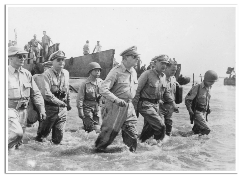 Generaal MacArthur waadt door het water tot kniehoogte om bij het eiland Leyte van de Filipijnen aan land te gaan.